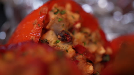 vista macro de pimientos rojos rellenos que rezuman con un relleno sabroso - enfoque en rack