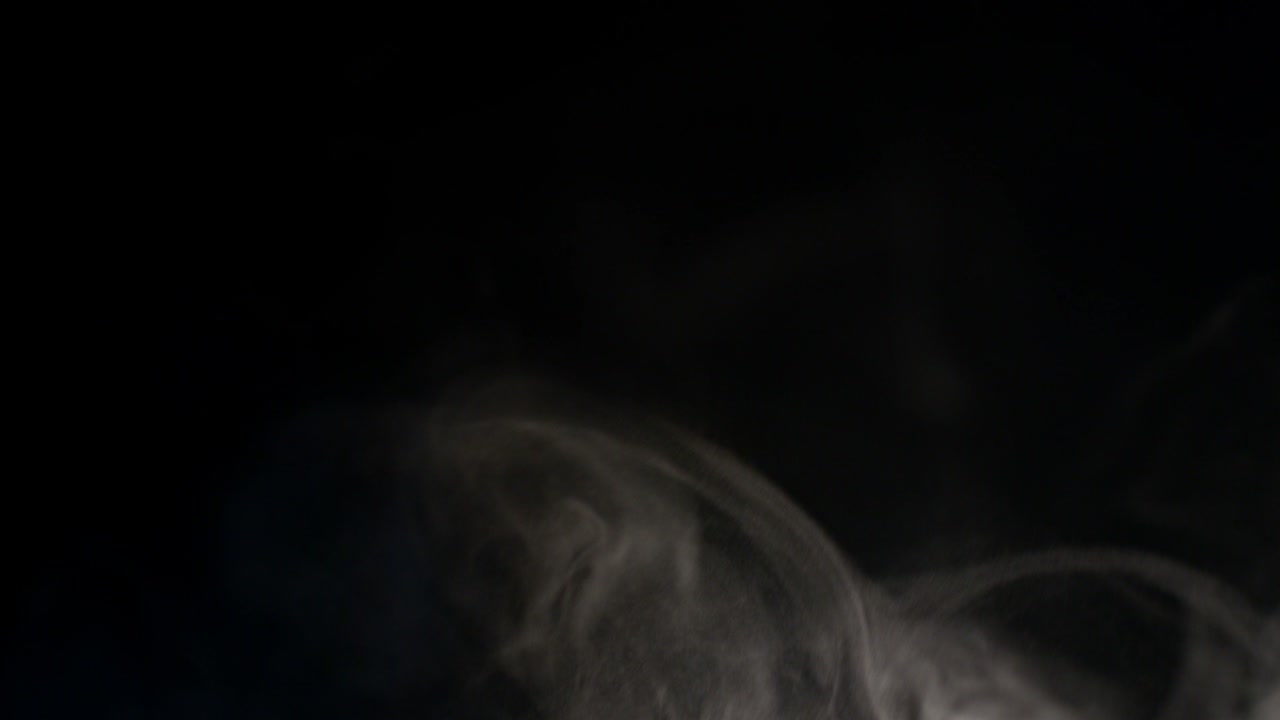 검은 바탕에 추상적인 색 물 증기