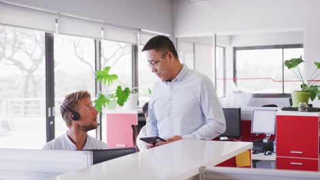 Un-Hombre-De-Negocios-Senior-Hablando-Con-Un-Joven-Hombre-De-Negocios-En-Una-Oficina-Moderna-En-Cámara-Lenta