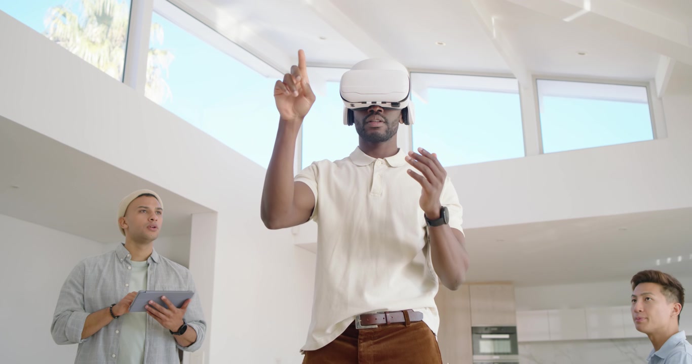 Afroamerikansk mand starter VR med et hvidt VR-headset og trykker for at styre VR-menuen på kontoret.