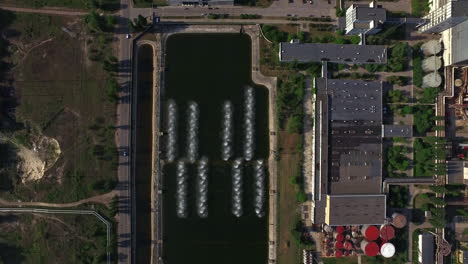 Wasserteich-Von-Oben-Auf-Der-Thermalstation.-Industrierohre-Im-Kraftwerk