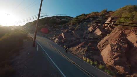 Silueta-De-Motociclista-Acrobático-A-Lo-Largo-De-Una-Sinuosa-Persecución-Por-Un-Dron-Fpv,-Topanga-California