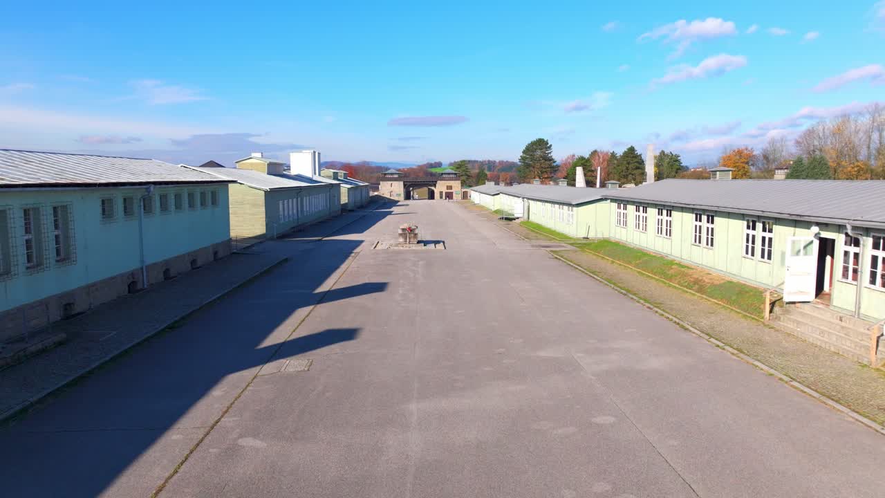 mauthausen, alta austria - appellplatz en el campo de concentración de mauthausen - avión no tripulado volando hacia adelante