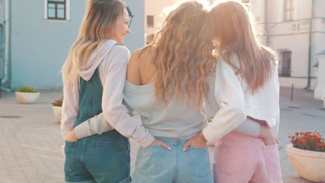 tres amigas al aire libre