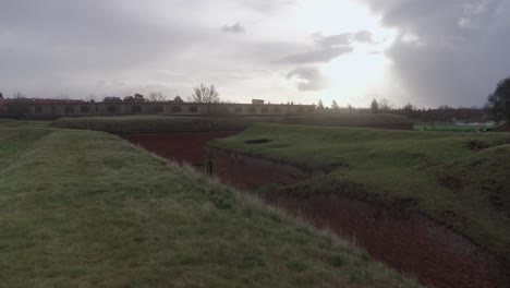 Vista-Desde-Las-Murallas-Protectoras-De-La-Fortaleza-De-Terezín-Hasta-La-Puesta-De-Sol-En-El-Horizonte.