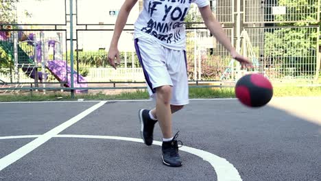 Junger-Mann-Spielt-Basketball-2
