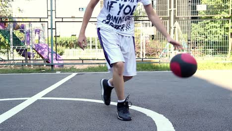 joven jugando al baloncesto 2