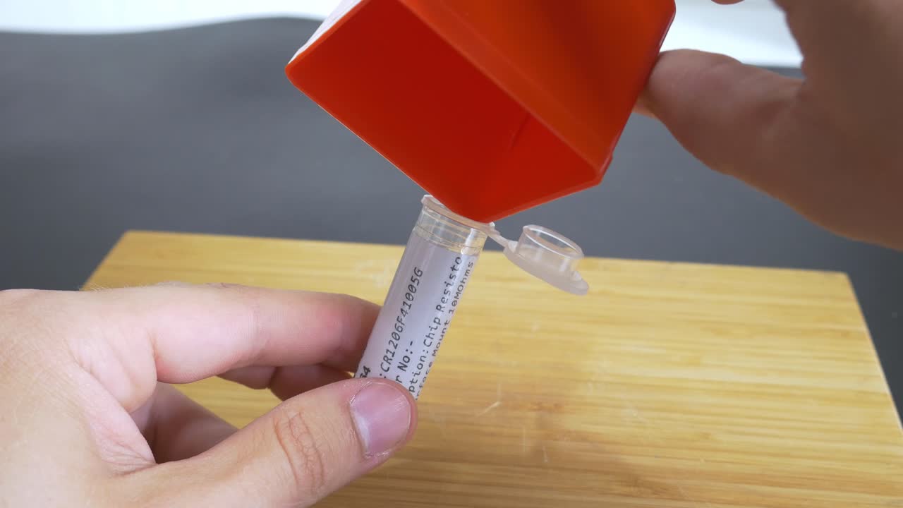 organización de resistencias de componentes electrónicos pequeños smd en tubo de ensayo de plástico