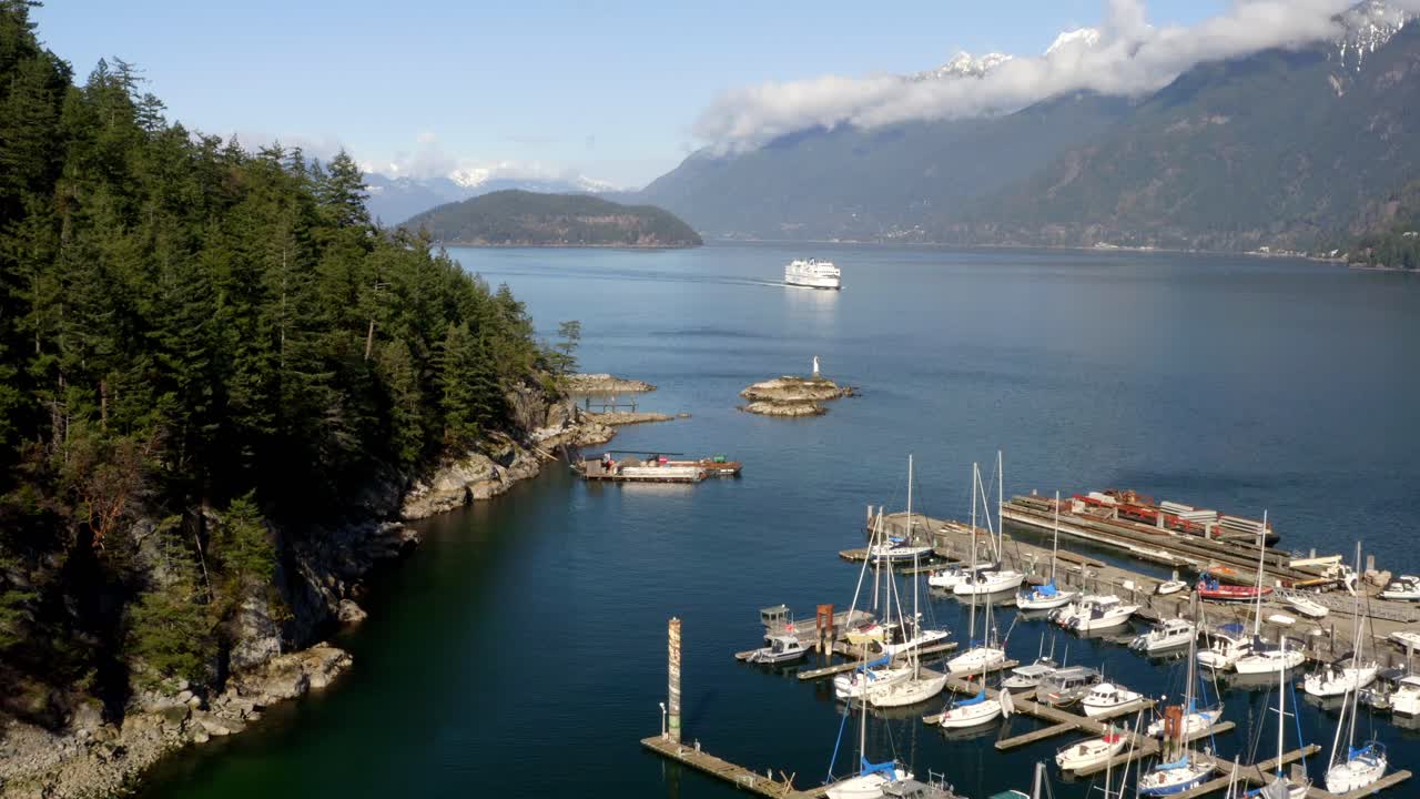 barcos de alquiler amarrados y alquiler de pesca del puerto deportivo de sewell en la bahía de la herradura, bc, oeste de vancouver, canadá con vista de un ferry de crucero de bc