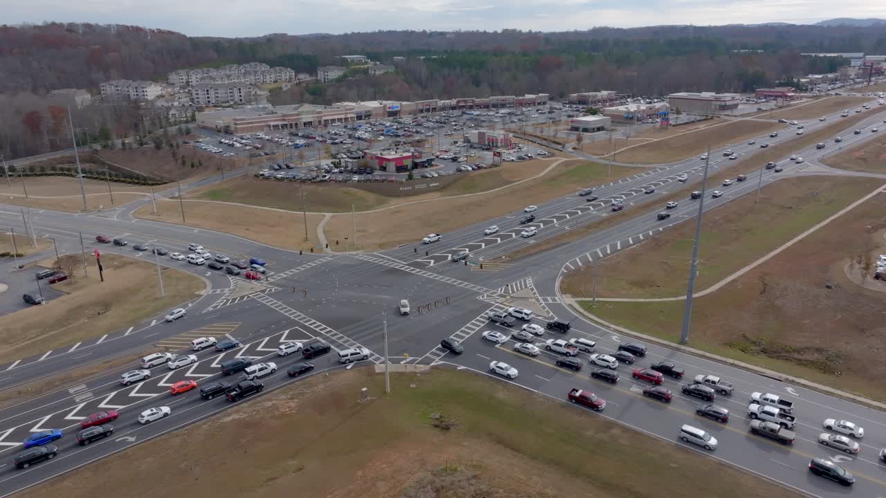 고속도로 교차로 와 쇼핑 센터 의 공중 사진