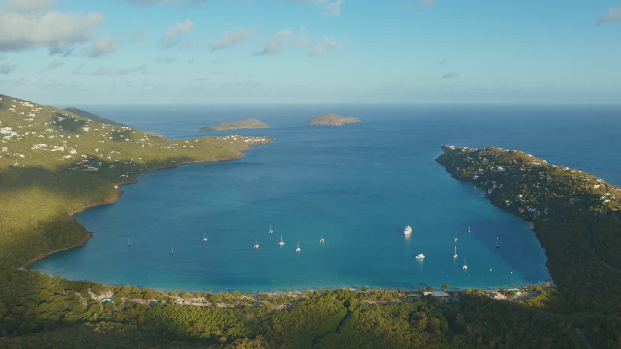 Barche a vela su acque calme e turchesi della Baia di Magens a St. Thomas, Isole Vergini Americane. Ripresa aerea.