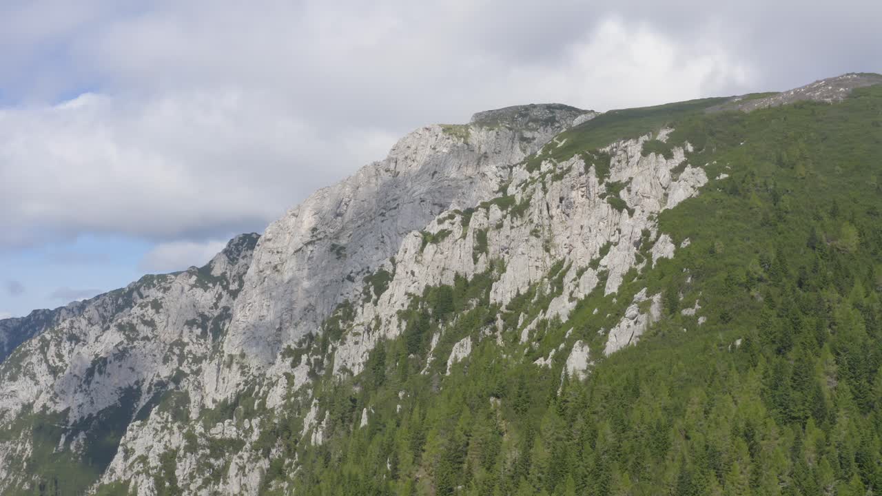 съемка с беспилотника с высоты серой горной вершины на широкий пейзажный снимок