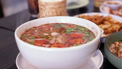 sopa deliciosa servida con platos de acompañamiento