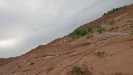 paisaje árido del desierto de la tatacoa en huila, colombia - fpv aéreo