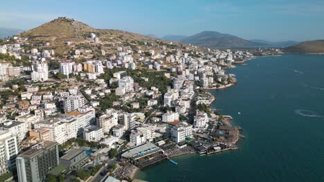 tiro aéreo hacia adelante sobre la ciudad de saranda en albania