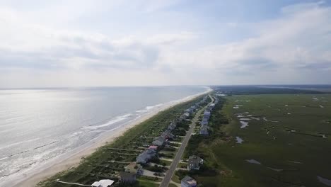 Drohne-Fliegt-An-Einem-Sonnigen-Tag-über-Den-Strand