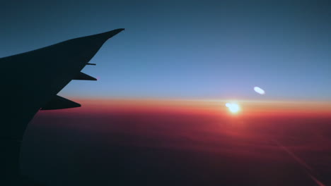 Amanecer-Temprano-En-La-Mañana-Sobre-El-Ala-De-Un-Gran-Avión-De-Pasajeros-En-Un-Cielo-Azul-Cristalino