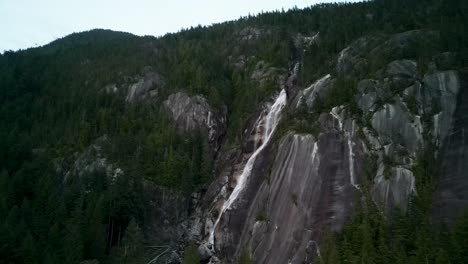 Vista-Aérea-Nocturna-De-Las-Cataratas-Shannon,-Squamish,-Canadá