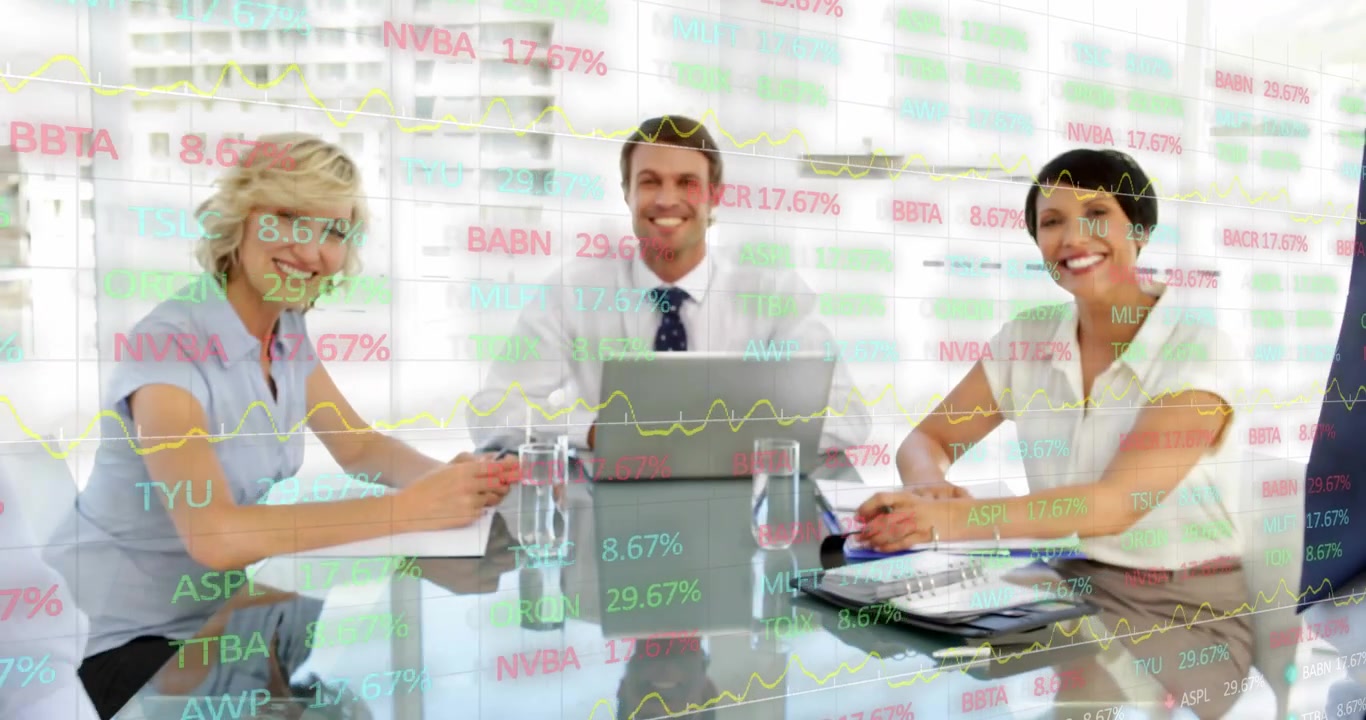 Equipe de negócios observando braço se aproximando iniciando aperto de mão e fechando negócio financeiro com tickers de laptop