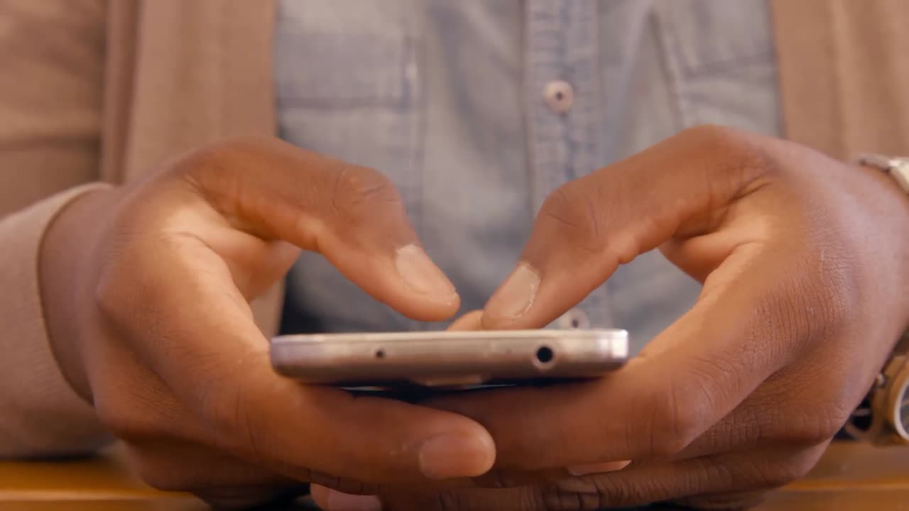 las manos del hombre usando el teléfono inteligente