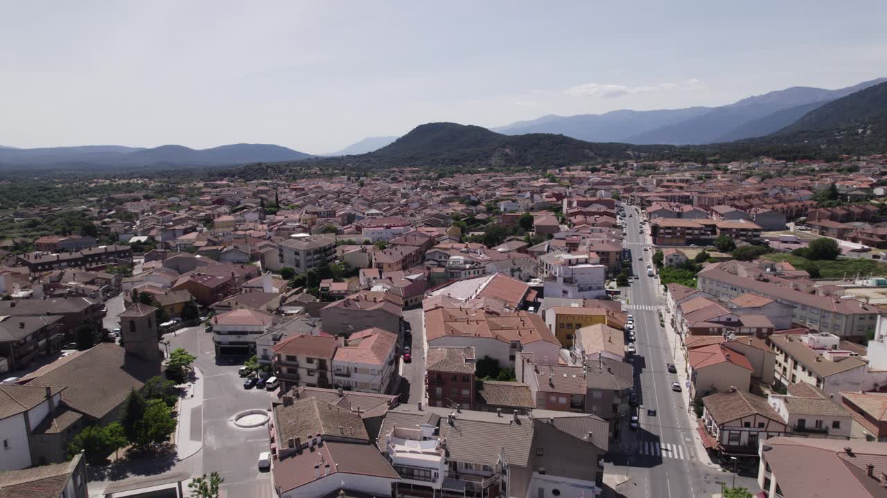 vista aérea del cautivador paisaje urbano español de sotillo de la adrada, con montañas en el fondo