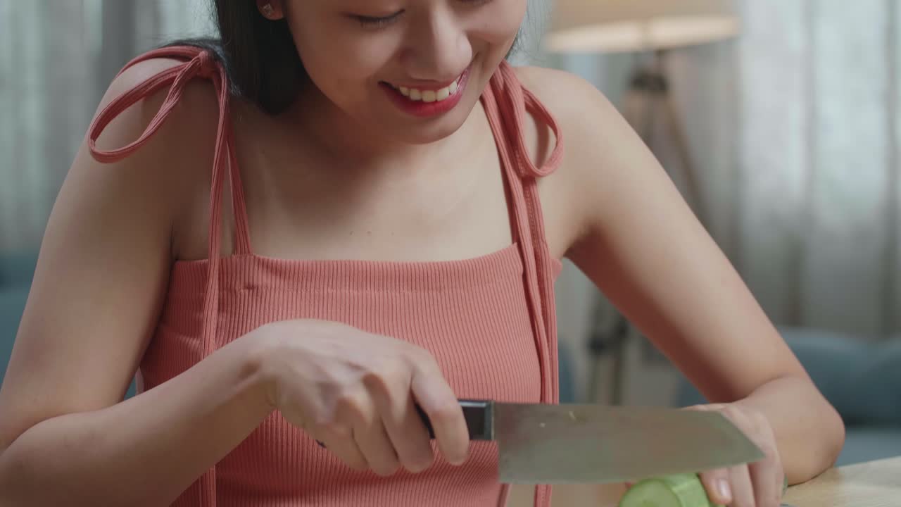 미소 짓는 젊은 여자