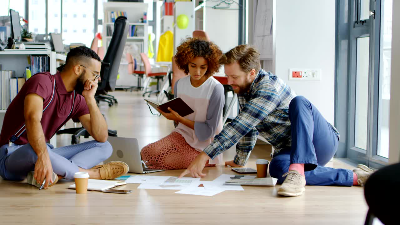 arquitecto trabajando juntos en la oficina 4k