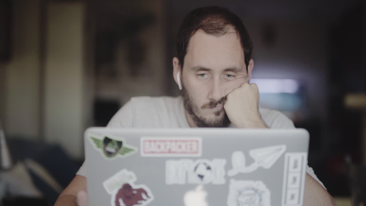 freelancer estresado por no trabajar en medio de una pandemia