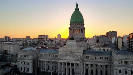 Dolly-Aéreo-Fuera-Del-Palacio-Del-Congreso-Argentino-Con-Cúpula-De-Bronce-Verde-En-La-Hora-Dorada,-Buenos-Aires