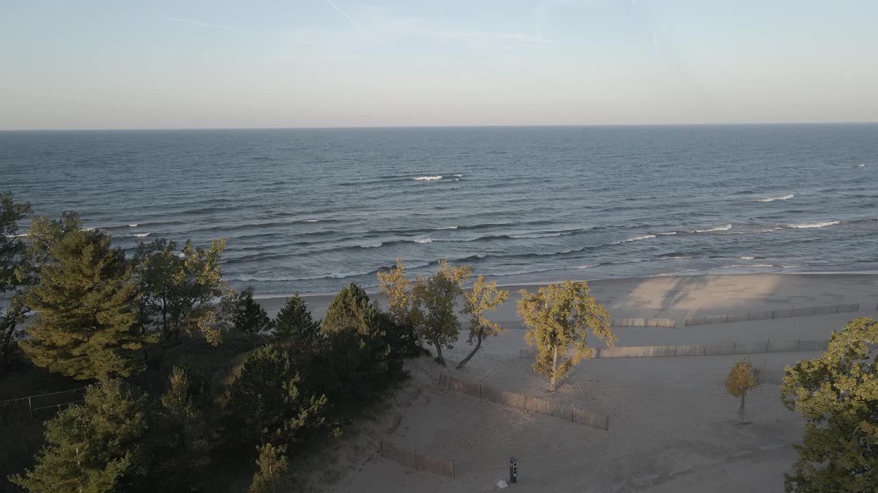 береговая линия озера мичиган с набегающими белыми шапками