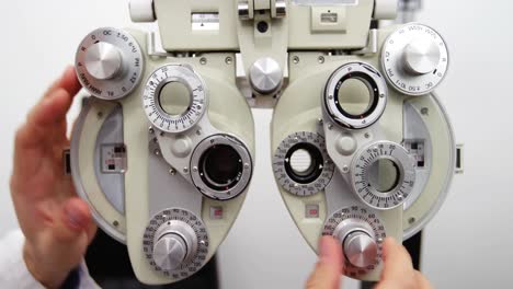 Female-optometrist-adjusting-chiropter