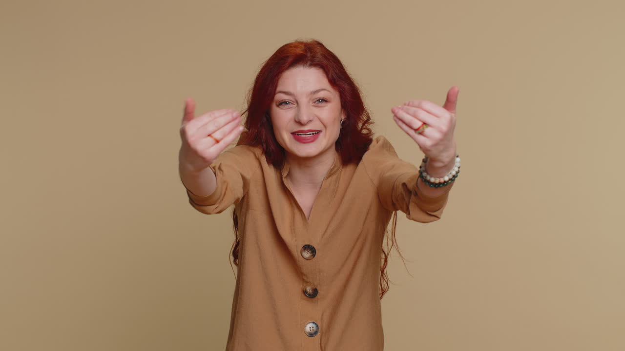 손으로 초대하는 몸짓을 보여주는 여자, 가입을 요청하고, 오라고 손짓하고, 안녕 작별 인사를 하는 몸짓