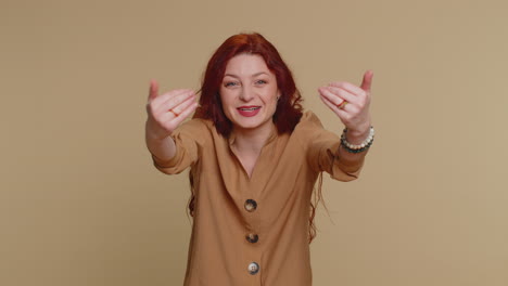 mujer mostrando un gesto de invitación con las manos, pidiendo unirse, haciendo señas para venir, gesticulando hola adiós