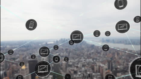 animación de una red de iconos digitales frente a una vista aérea del paisaje urbano
