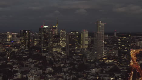 Luftbild:-Nähe-Frankfurt-Am-Main,-Deutschland-Skyline-Bei-Nacht,-Großstadt,-Lichter,-Wolkenkratzer