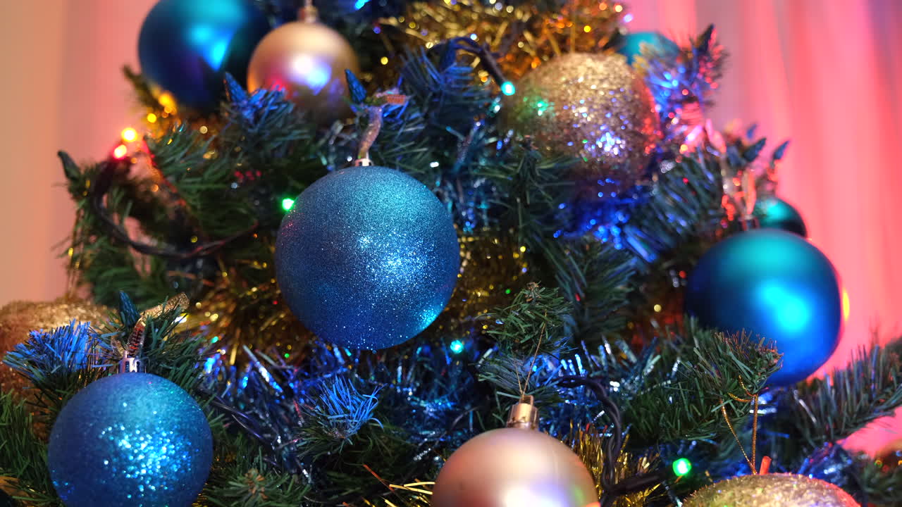 bolas de navidad coloridas en el árbol en la noche de navidad en casa