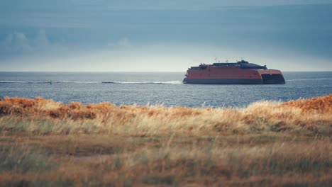 un ferry de la línea de fiordos en ruta cerca de la costa danesa