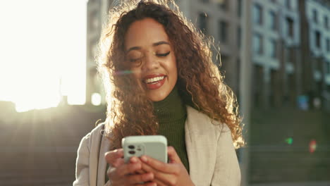 Al-Aire-Libre,-Divertido-Y-Mujer-Con-Un-Teléfono-Celular