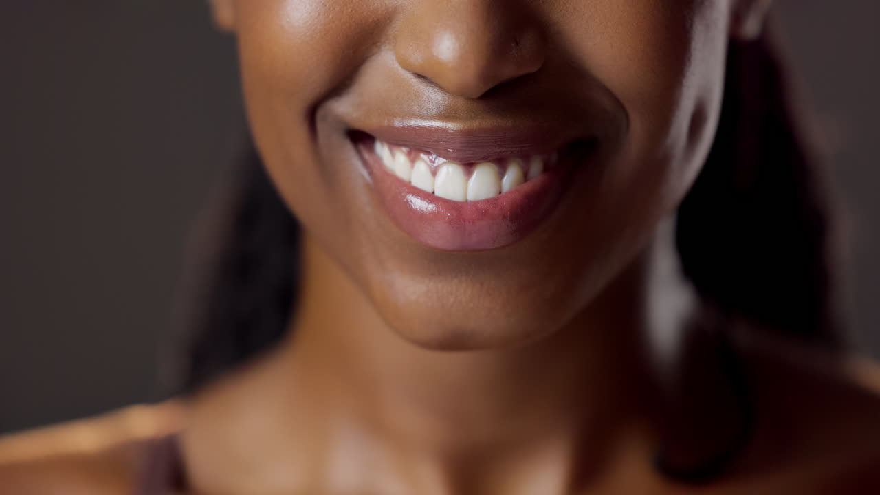Primo piano di una donna che tira fuori la lingua