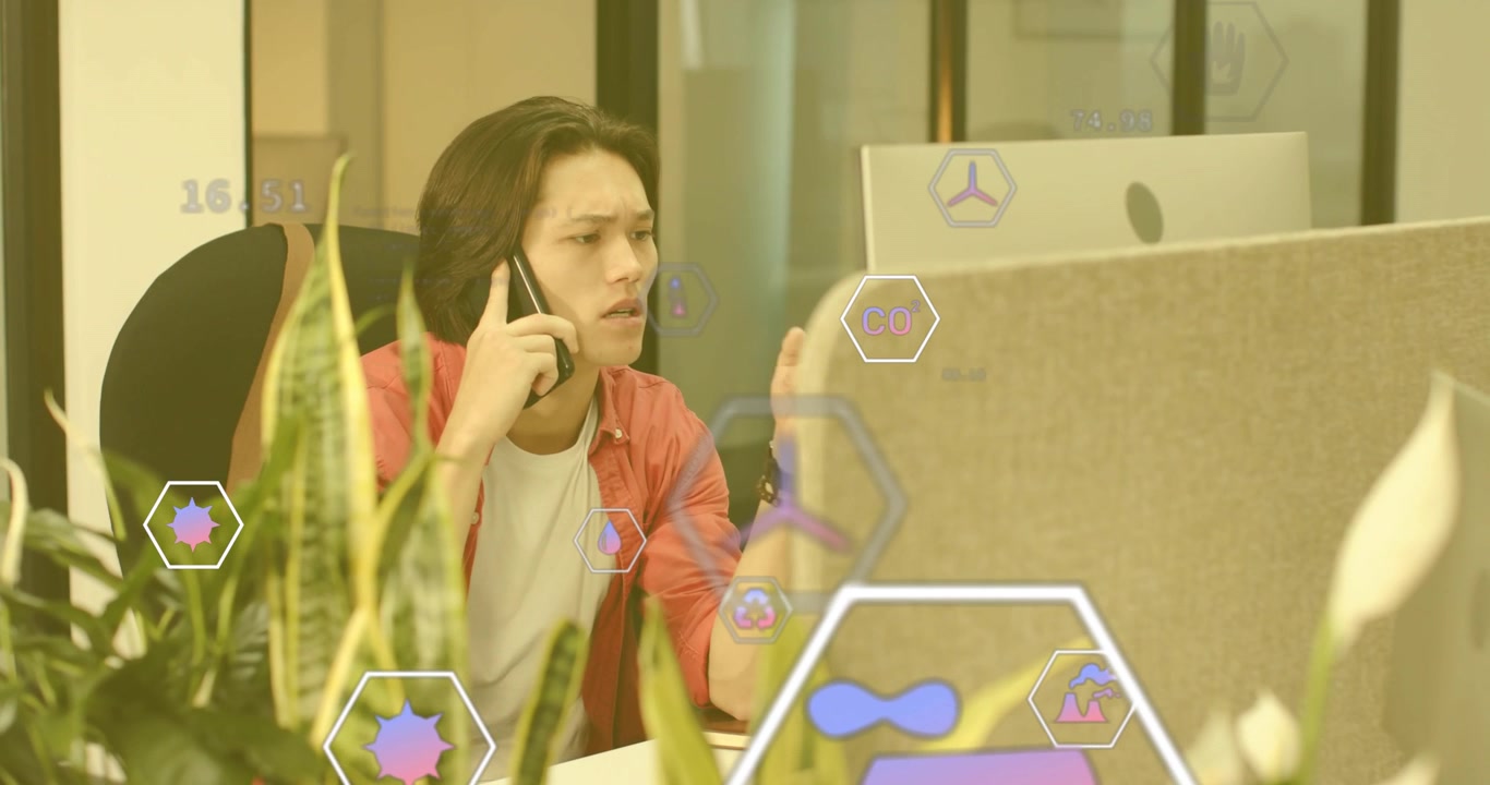 Pria pekerja kantor menganalisis ikon data mengambang lalu menelepon ponsel untuk berbagi wawasan analisis.