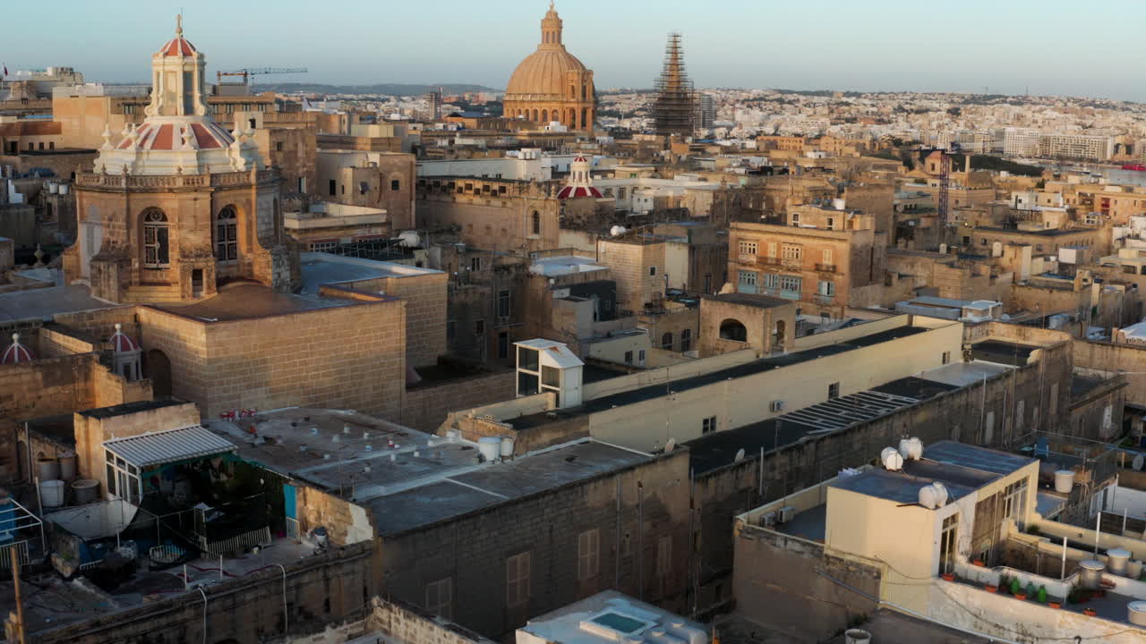 몰타의 발레타 도심 상공 비행 - 드론 샷
