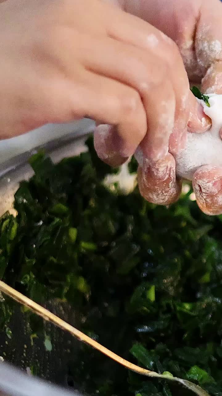 lavando las manos y exprimiendo hojas frescas de espinaca