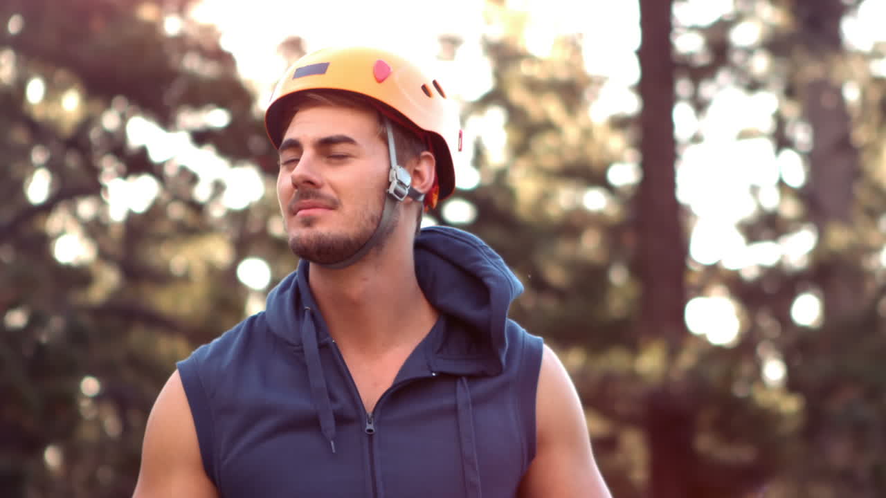 야생 에서 바위 등반 하는 사람