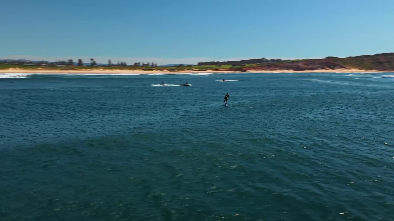 바다 위를 날아다니며 수력 포일러 포일링 파동을 향해