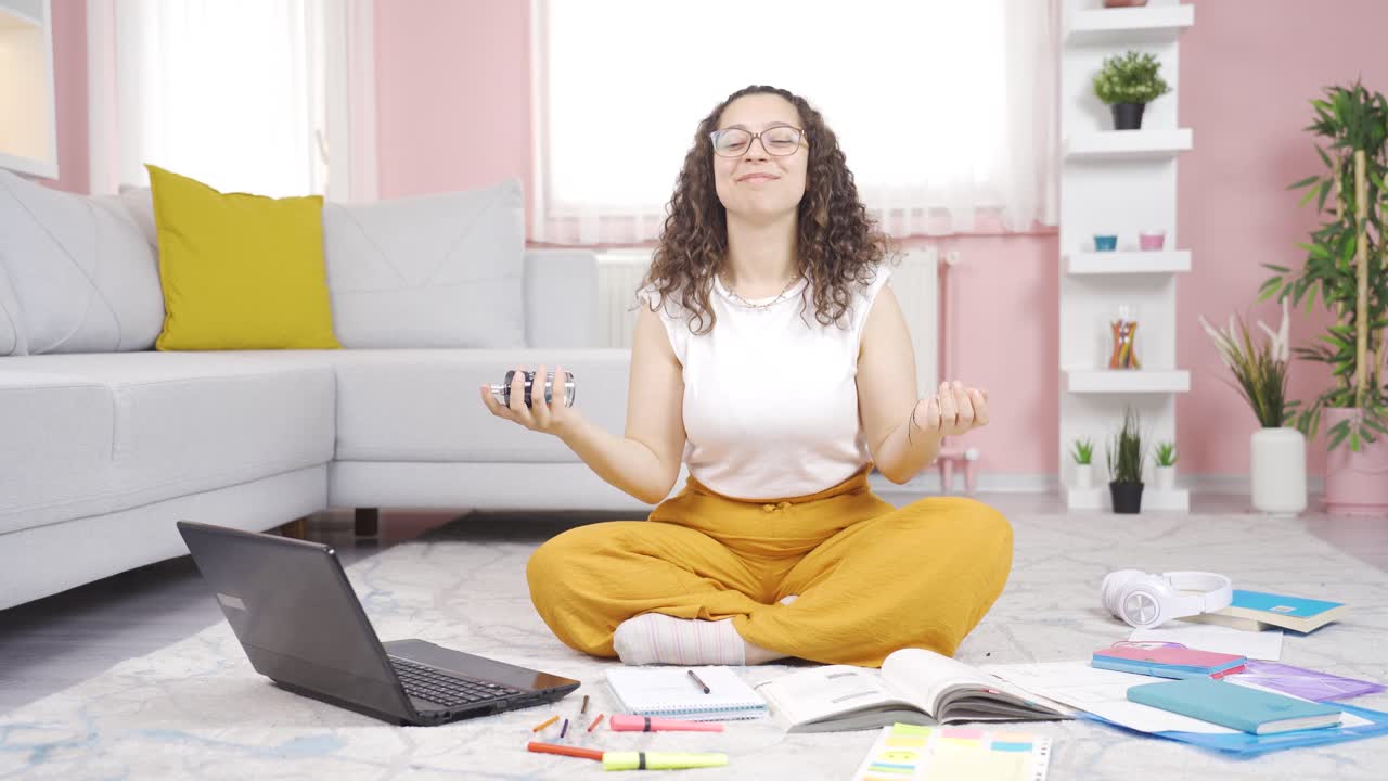una estudiante rociando perfume.