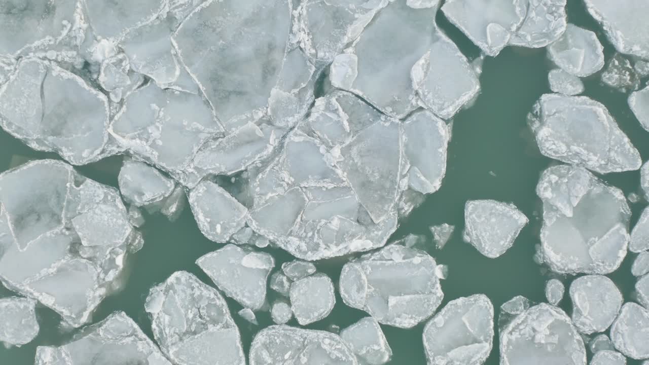 dron desciende hacia trozos de hielo congelados que flotan en el agua