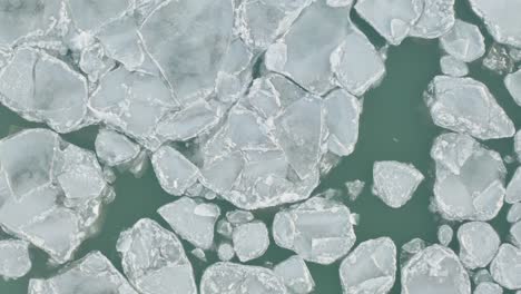 Dron-Desciende-Hacia-Trozos-De-Hielo-Congelados-Que-Flotan-En-El-Agua