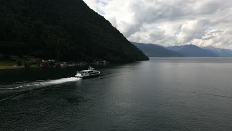 Ferry-Noruego-Que-Transporta-Pasajeros-Entre-Muelles-En-El-Hermoso-Fiordo