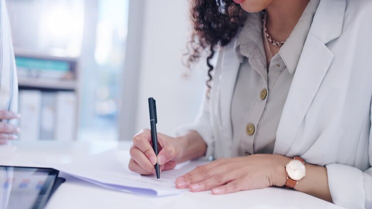 Mani, contratto e donna d'affari che firma