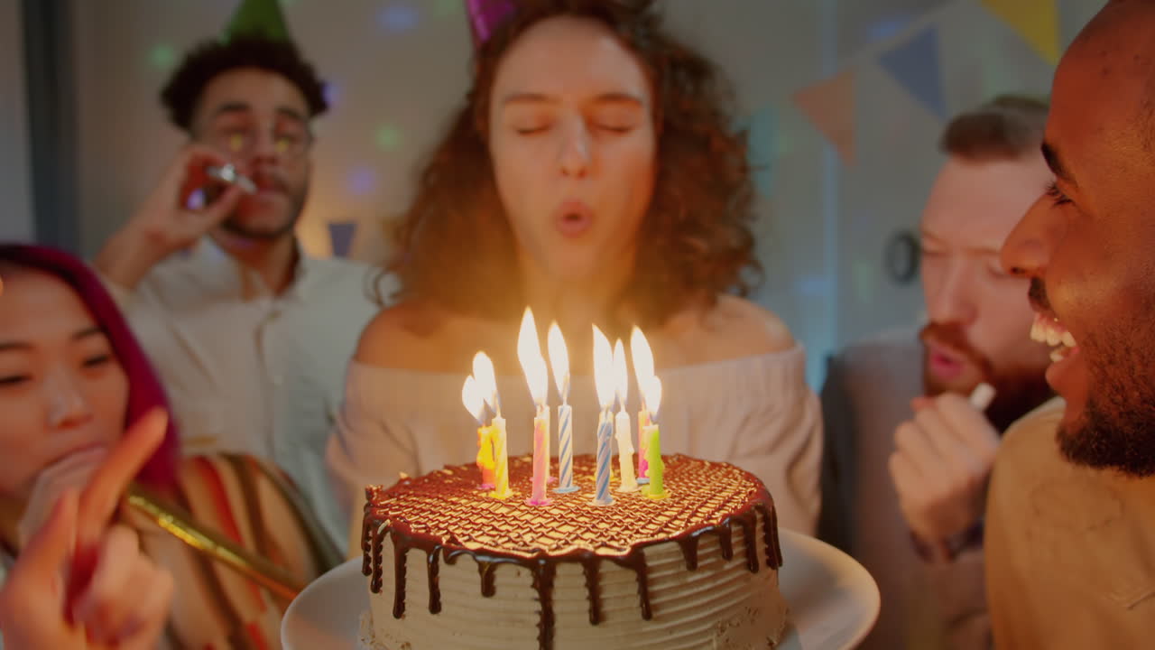 amigos celebrando un cumpleaños
